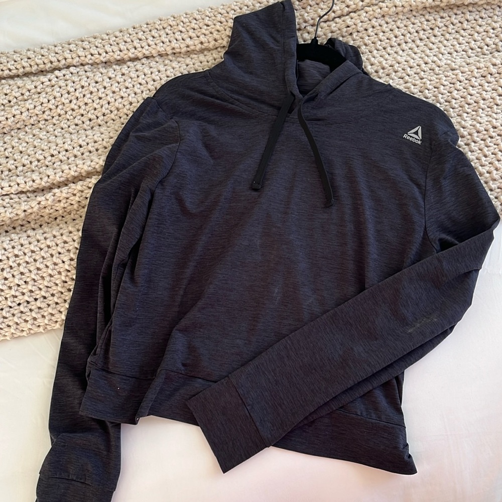 LIGHTLY WORN REEBOOK CROPPED LONG SLEEVE